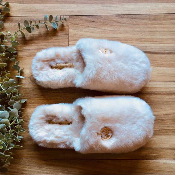🌿Michael Kors White Fuzzy Slippers - Picture 3 of 6